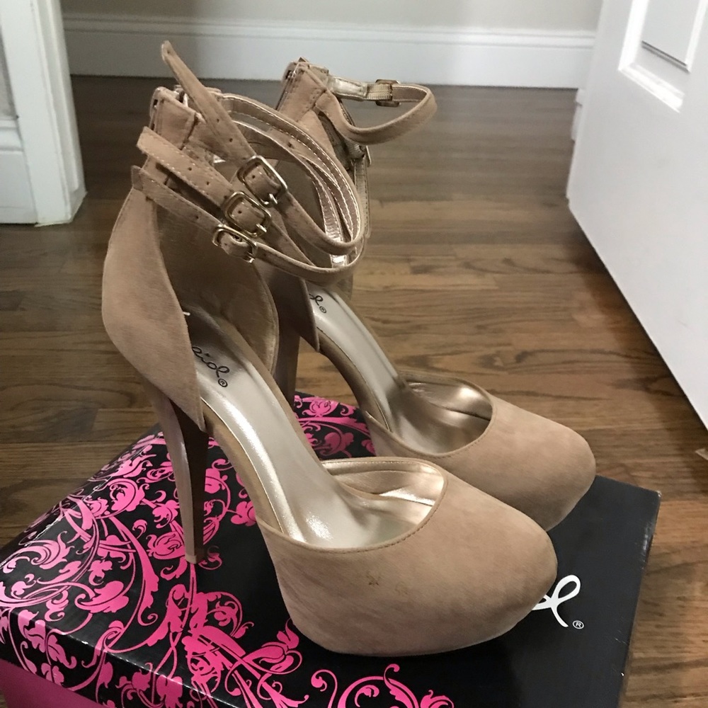 Heels - Picture 3 of 5